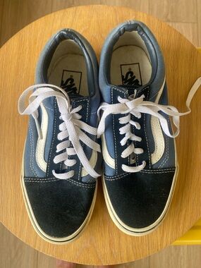 Vans Blue and Navy Old Skool Youth Low-Top Sneakers. Size 4.5. Men’s.